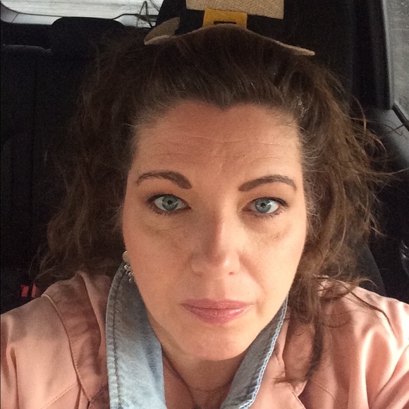 Meet your Posher, Wendy - Picture 1 of 3